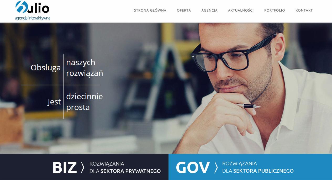 Mężczyzna w okularach zamyślony nad stroną internetową z hasłami 'Obsługa jest dziecinnie prosta' i 'Rozwiązania dla sektora prywatnego i publicznego'.