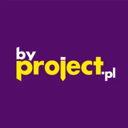 Logo 'by project.pl' na fioletowym tle, z żółtym napisem 'project' i białą końcówką '.pl'.