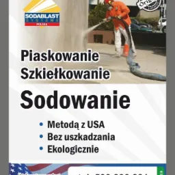 Plakat reklamowy firmy oferującej usługi czyszczenia strumieniowo-ściernego, prezentujący pracownika w kombinezonie ochronnym podczas pracy na zewnątrz, z widocznym efektem czyszczenia. W tle...