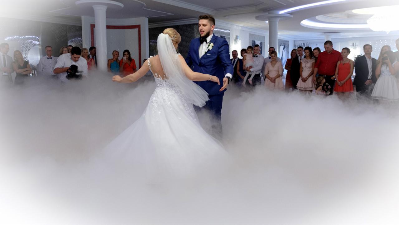 Pierwszy taniec pary młodej w Żywcu, otoczony dymem scenicznym, na tle zgromadzonych gości weselnych.