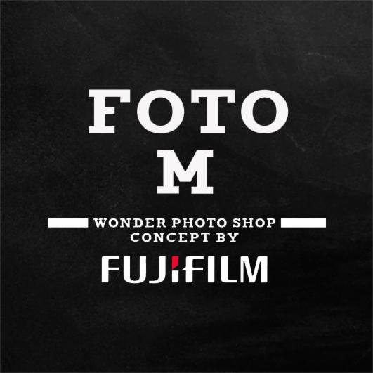 Logo Foto M, Wonder Photo Shop Concept by Fujifilm na ciemnym tle.