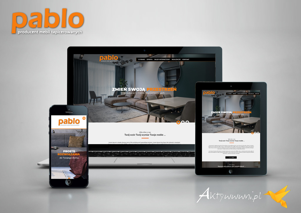Responsywny design strony internetowej producenta mebli tapicerowanych wyświetlony na laptopie, tablecie i smartfonie, prezentujący nowoczesne wnętrze salonu.