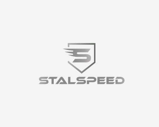 Srebrne logo 'STALSPEED' z literą 'S' w tarczy z efektem prędkości na jasnoszarym tle.
