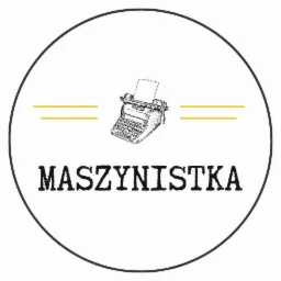 Okrągłe logo z rysunkiem maszyny do pisania, żółtymi liniami i napisem 'MASZYNISTKA' czcionką stylizowaną na maszynopis. Całość na białym tle.