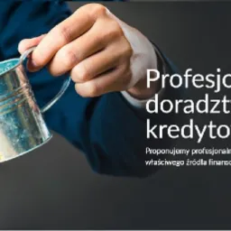 Ręka podlewa pędy roślin z metalowej konewki nad stertą złotych monet; w tle napis 'Profesjonalne doradztwo kredytowe'.