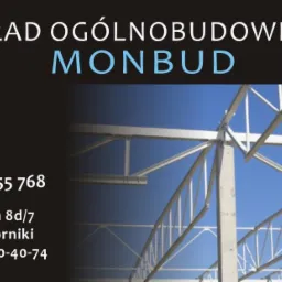 Fragment konstrukcji stalowej hali w trakcie budowy, widoczne elementy szkieletu na tle błękitnego nieba, w tle nazwa firmy 'Zakład Ogólnobudowlany MONBUD' oraz dane teleadresowe.