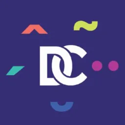 Graficzne logo DC na fioletowym tle z abstrakcyjnymi, kolorowymi elementami dekoracyjnymi: pomarańczowy trójkąt, zielona fala, turkusowy romb i różowe kropki.