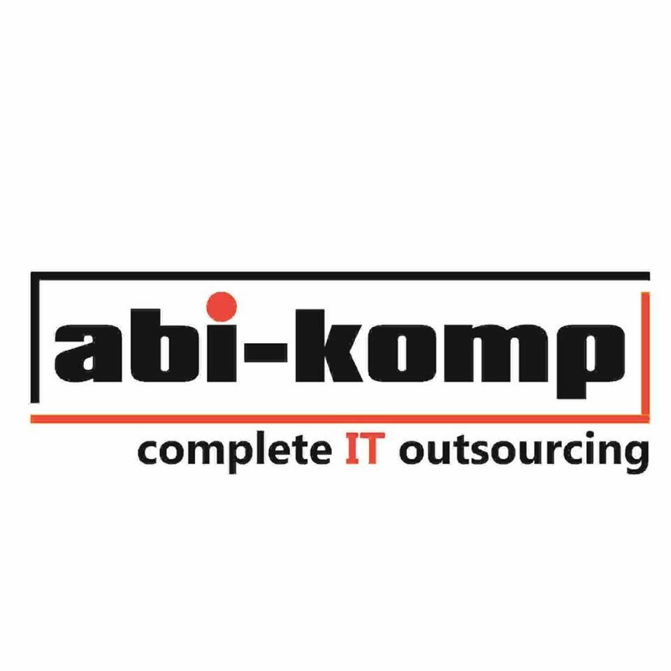 Logo firmy abi-komp z hasłem 'complete IT outsourcing', czarne litery na białym tle, czerwony akcent w nazwie.