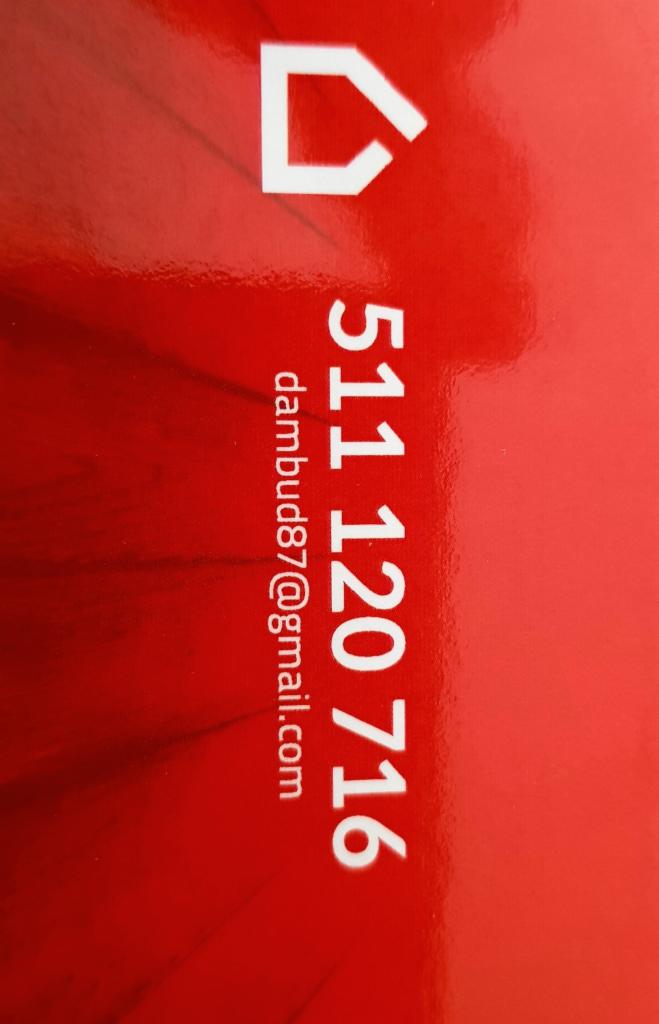 Czerwona wizytówka z białym logo domu, numerem telefonu 511120716 i adresem email dambud87@gmail.com.