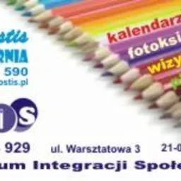 Wizytówka drukarni Postis na tle kolorowych kredek, z informacjami kontaktowymi i logo Centrum Integracji Społecznej.