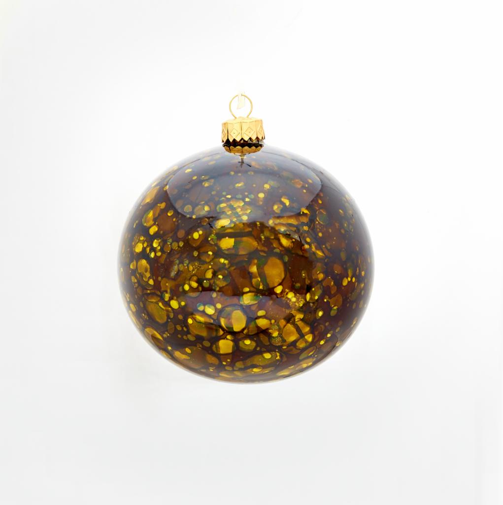 Szklana bombka choinkowa w odcieniach brązu i złota, z nieregularnymi plamkami, zawieszona na złotym uchwycie, na jasnym tle.