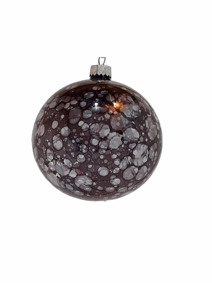 bombka malowana specjalną techniką ,która w świetle daje niesamowity reflex