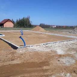 Zasypywanie fundamentów budynku jednorodzinnego