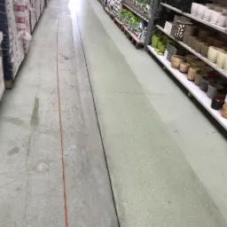 Efekt czyszczenia posadzki betonowej