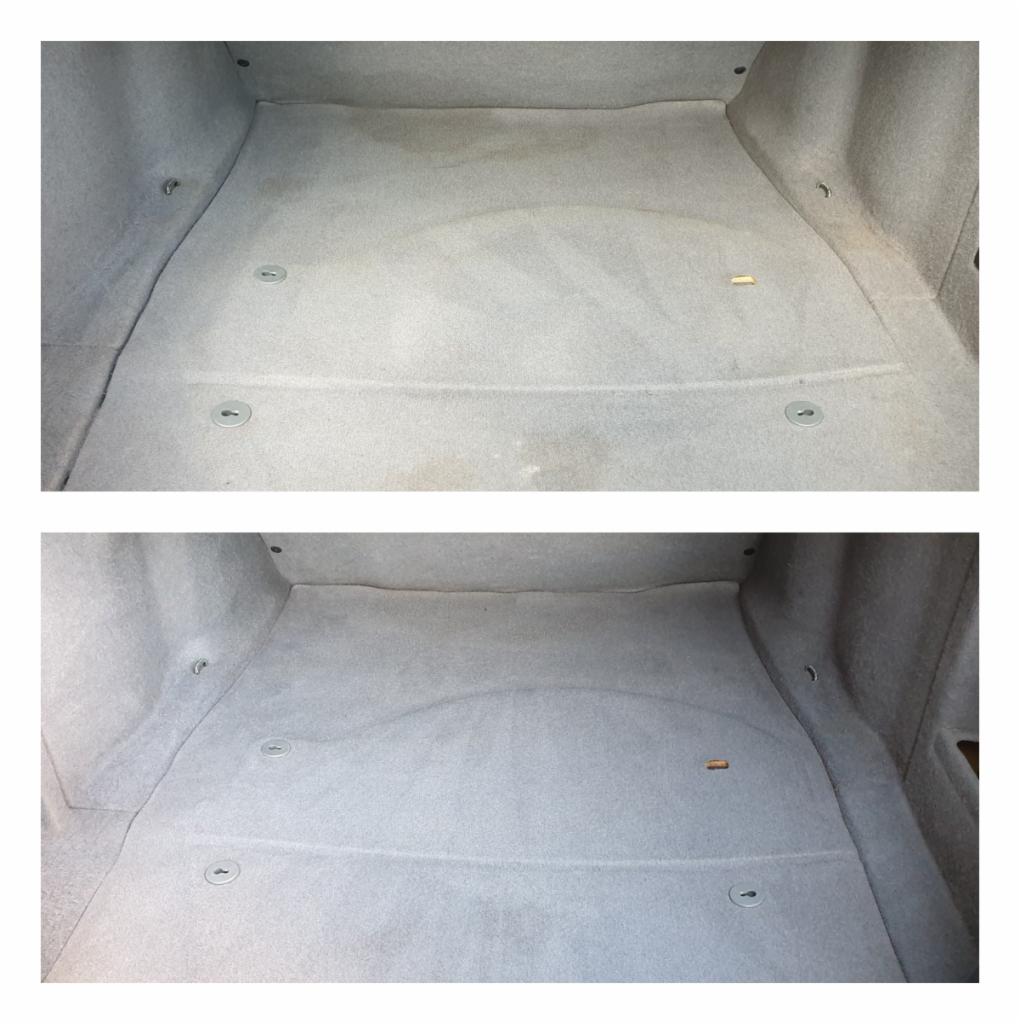 Bagażnik samochodowy z szarą tapicerką dywanową, widok przed i po czyszczeniu, ukazujący różnicę w usunięciu plam i zabrudzeń.