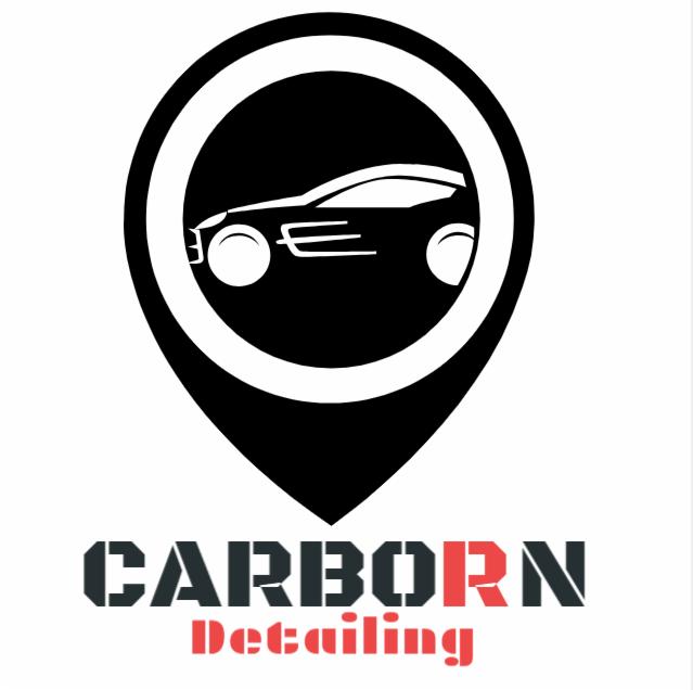 Logo firmy Carborn Detailing: stylizowany samochód w czarnej lokalizacyjnej pinezce z nazwą firmy poniżej.