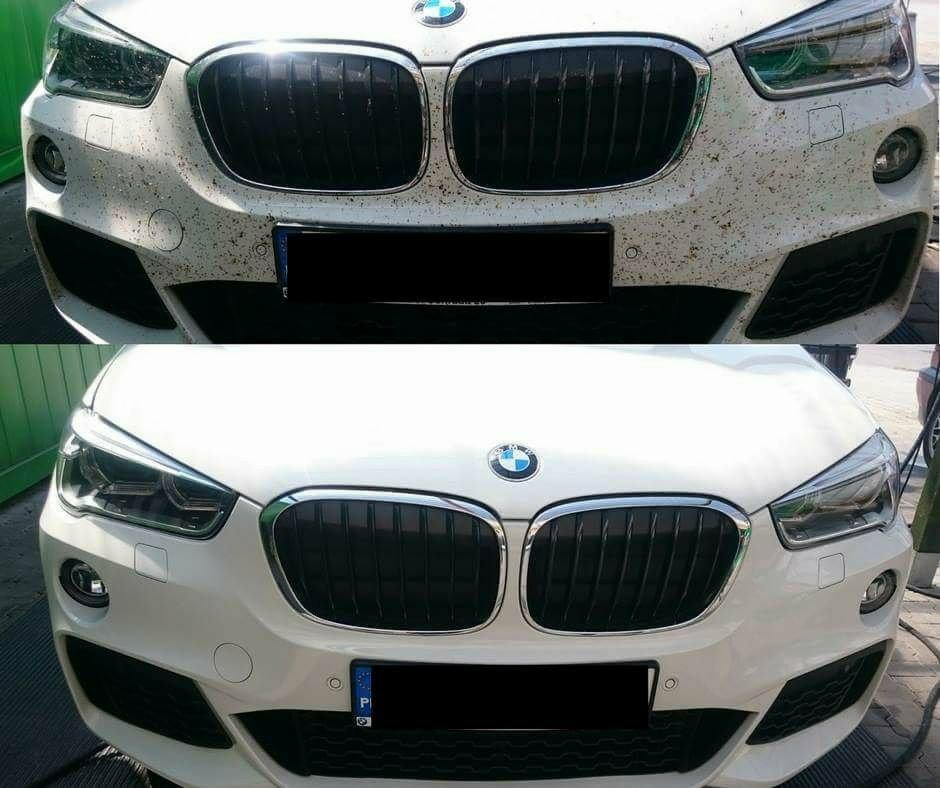 Biały samochód BMW X1 z brudnym i czystym przodem, ukazujący efekt mycia, z widoczną kratką grilla i reflektorami.