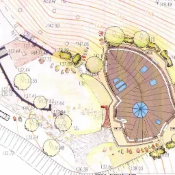 Plan zagospodarowania terenu z okrągłym budynkiem z kopułą, zaznaczonymi wysokościami i zielenią.