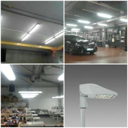 El-adrian - Kolaż zdjęć przedstawiających oświetlenie przemysłowe: lampy fluorescencyjne pod sufitem hali produkcyjnej z suwnicą, oświetloną halę garażową z czarnym samochodem, oświetlenie w szwalni oraz lampę...