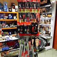 Ekspozycja narzędzi ogrodniczych w sklepie: sekatory, nożyce do żywopłotu, ostrzałki, rękawice i inne akcesoria na półkach i wieszakach.