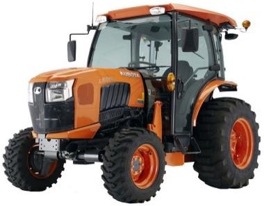 Pomarańczowa maszyna budowlana Kubota L2602 z kabiną, widoczna z przodu, opony z wyraźnym bieżnikiem.