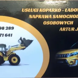 Wizytówka firmy oferującej usługi koparko-ładowarką oraz naprawę samochodów osobowych, z numerami telefonów i nazwiskiem Artur Jagielski, przedstawiająca żółtą koparko-ładowarkę i żółty samochód...