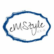 Logo firmy eMStyle MK-K w niebieskiej, nieregularnej ramce, imitującej pociągnięcia pędzlem.