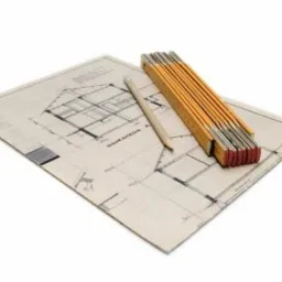 Plan architektoniczny domu z ołówkiem i składaną miarką stolarską, prezentowany przez firmę z Bielska Podlaskiego. Widoczne szczegóły techniczne i wymiary.
