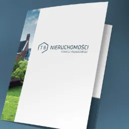 Elegancki folder firmowy z logo 'TB Nieruchomości' Tomasza Bojanowskiego, z subtelnym tłem przedstawiającym budynek mieszkalny i zieleń.