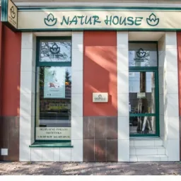 Fasada budynku Natur House z witrynami, szyldem i numerem telefonu oferującym bezpłatne porady.