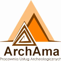 Logo firmy ArchAma Pracownia Usług Archeologicznych z motywem geometrycznych trójkątów w odcieniach brązu i pomarańczu.