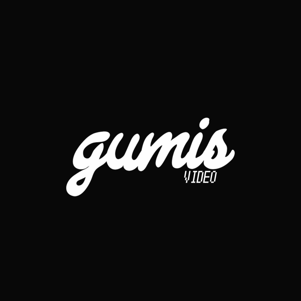 Logo firmy 'gumis VIDEO' w bieli na czarnym tle, z napisem 'gumis' wykonanym ozdobną czcionką skryptową i napisem 'VIDEO' poniżej w stylu retro pikseli.