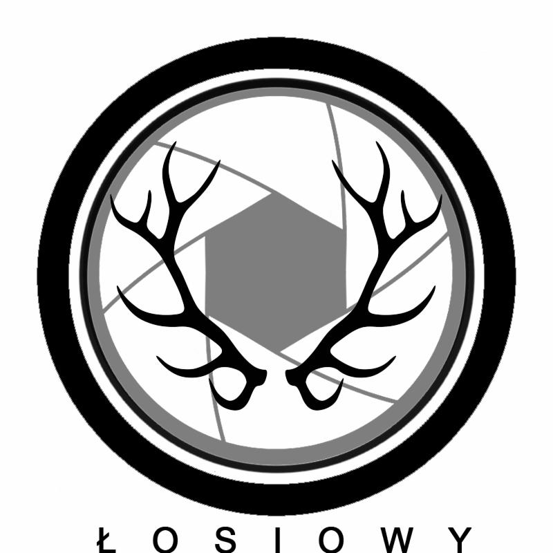 Czarno-białe logo z motywem poroża jelenia wewnątrz obiektywu aparatu fotograficznego.