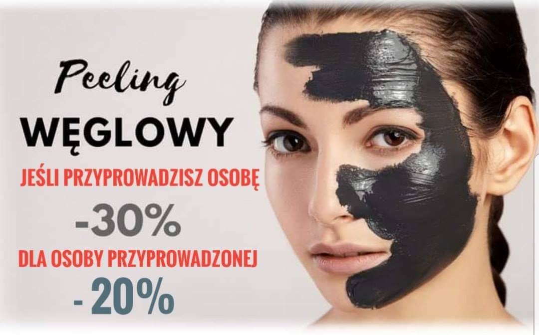 Kobieta z nałożoną czarną maską węglową na twarzy, widoczny efekt peelingu, obok tekst informujący o promocji.