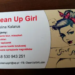Wizytówka firmy sprzątającej Clean Up Girl, Karolina Kalarus, oferującej sprzątanie biur, mieszkań, mycie okien i pranie tapicerek, z ilustracją kobiety w stylu pin-up z napisem 'Girl Power'.