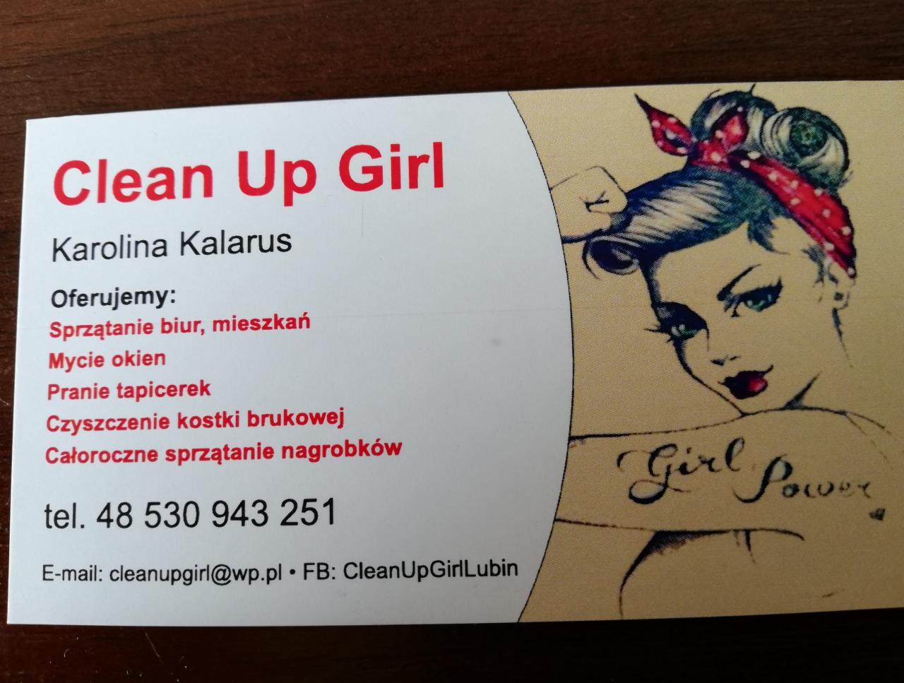 Wizytówka firmy sprzątającej Clean Up Girl, Karolina Kalarus, oferującej sprzątanie biur, mieszkań, mycie okien i pranie tapicerek, z ilustracją kobiety w stylu pin-up z napisem 'Girl Power'.