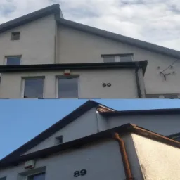 Porównanie elewacji budynku przed i po czyszczeniu; górna część zdjęcia pokazuje budynek z szarą elewacją i ciemnymi rynnami, dolna część po czyszczeniu z jasną elewacją i brązowymi rynnami, numer...
