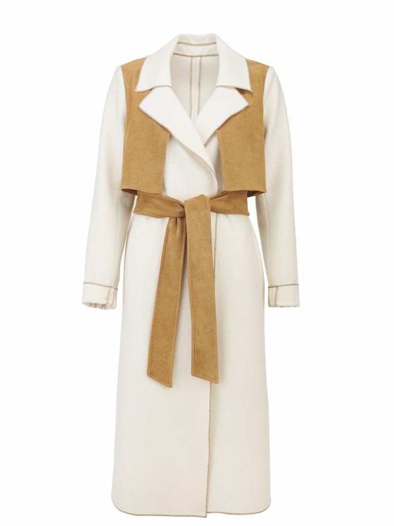 Długi, kremowy płaszcz z zamszowymi elementami w odcieniach beżu, z paskiem w talii, na białym tle.