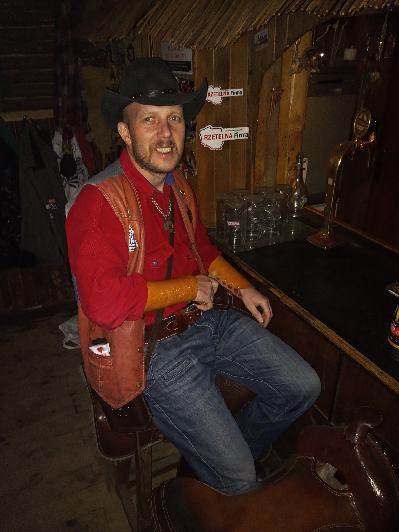 Czołem. Odpoczynek w saloonie przy barze. 🤠