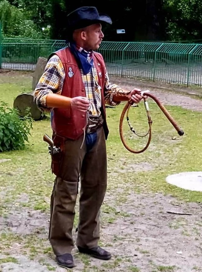 Dzień Dziecka. Sheriff Cordell wytłumaczył do czego służy bicz kowbojowi na prerii.