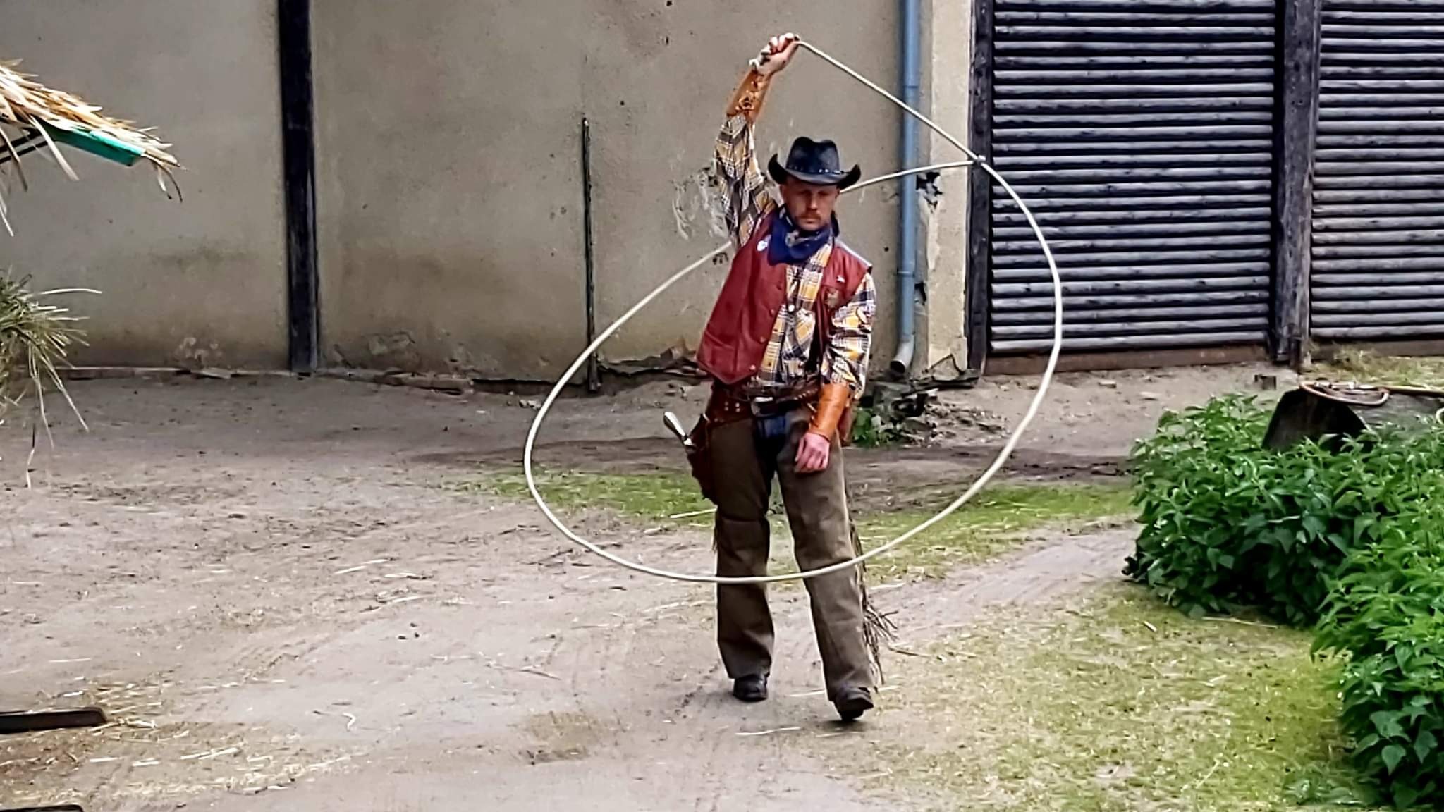 Dzień Dziecka. Stare Zoo w Poznaniu. Sheriff Cordell kręci lassem dookoła własnej osi. 🤠