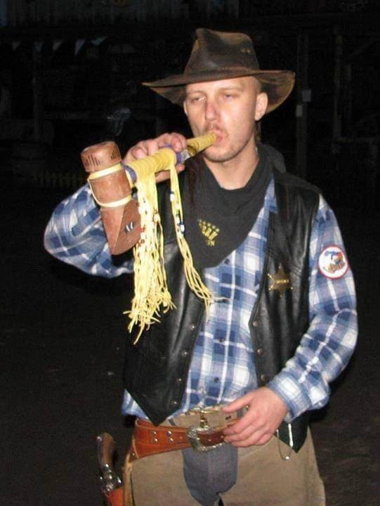 Sheriff pali fajkę pokoju razem z Indianami.🤠