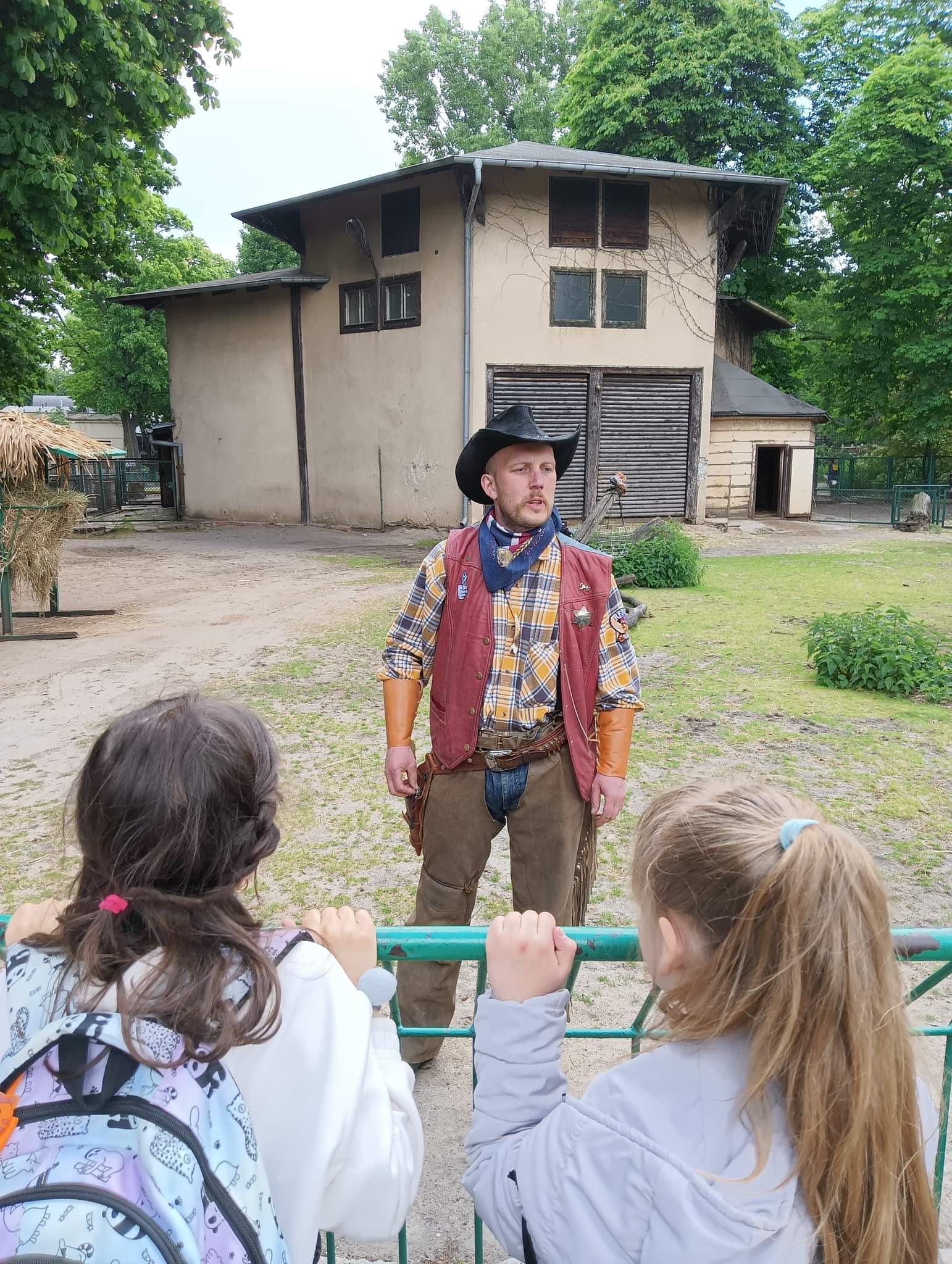 Dzień Dziecka. Stare Zoo w Poznaniu. Sheriff Cordell opowiada przybyłym o swojej pasji oraz Dzikim Zachodzie.🤠
