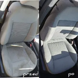 Tapicerka fotela samochodowego przed i po czyszczeniu, widoczne wyraźne plamy i zabrudzenia na lewym fotelu oraz czysty, odświeżony wygląd prawego fotela z delikatnym cieniowaniem.