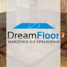 Błyszcząca, wzorzysta posadzka żywiczna w eleganckim wnętrzu z brązowymi wstawkami. Widoczny fragment zabudowy kuchennej i logo firmy DreamFloor.