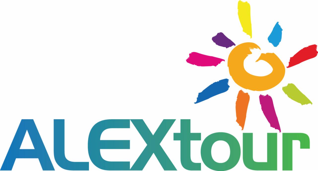 Logo firmy Alextour z kolorowym symbolem słońca w prawym górnym rogu i gradientem kolorów w nazwie firmy.