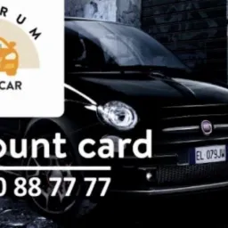 Czarny Fiat 500 na tle szarej ściany, obok logo firmy Centrum Rent a Car z informacją o karcie rabatowej i numerem telefonu.