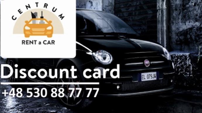 Czarny Fiat 500 na tle szarej ściany, obok logo firmy Centrum Rent a Car z informacją o karcie rabatowej i numerem telefonu.