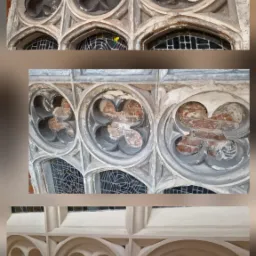 Renowacja zabytkowego okna z dekoracyjnymi rozetami. Widoczne etapy: stan pierwotny, w trakcie naprawy z odsłoniętą cegłą i finalny, odrestaurowany wygląd.