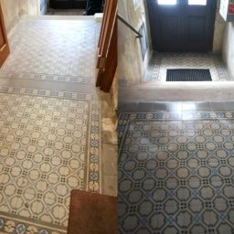 Justyna Janeczek Odnowa - Renowacja posadzki z płytek ceramicznych w stylu retro, z widocznymi wzorami geometrycznymi i kwiatowymi. Ujęcie przed i po renowacji z wyraźną różnicą w kolorystyce.